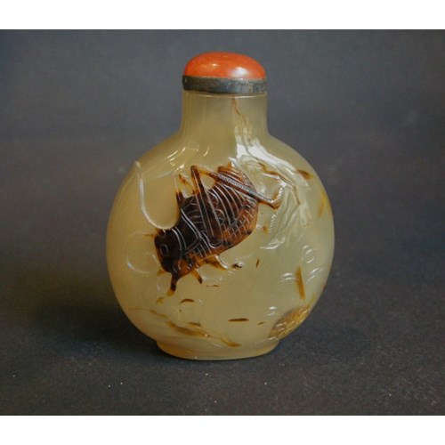 Snuff bottle agate sculpted with cricket  - Official school